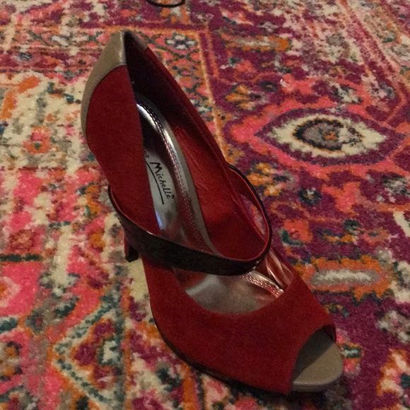 Bright red with high heels - Picture 2 of 4